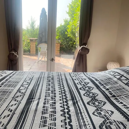 Chambre, Terrasse , Salle De Bains Toilettes Prive