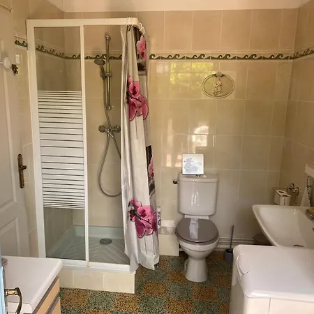 Quarto em Acomodações Particulares Chambre, Terrasse , Salle De Bains Toilettes Prive *