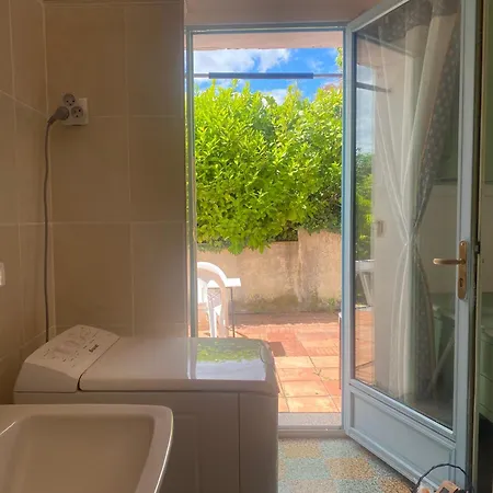 Chambre, Terrasse , Salle De Bains Toilettes Prive *